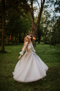 Sesja poślubna ślubna w lesie w romantycznym stylu
